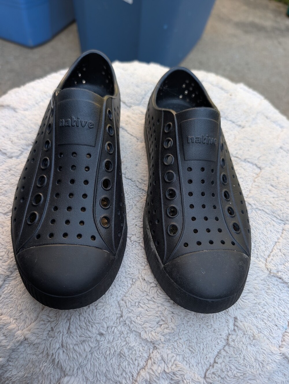 Women's Native Black Waterproof Slip On Shoes Size 6
